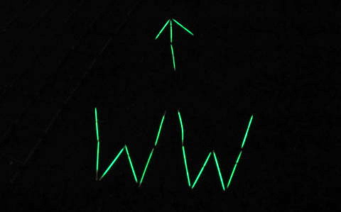 Die Buchstaben WW sowie ein nach oben zeigender Pfeil in neongrün vor einem schwarzen Hintergrund