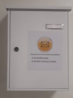 Ein weißer Briefkasten