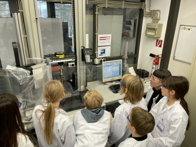 Schüler zu Besuch am Lehrstuhl für Glas und Keramik