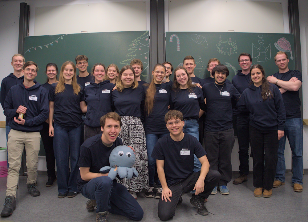 Die Mitglieder der Fachschaftsinitiative WW mit MatSci, dem (Plüsch)Oktopus